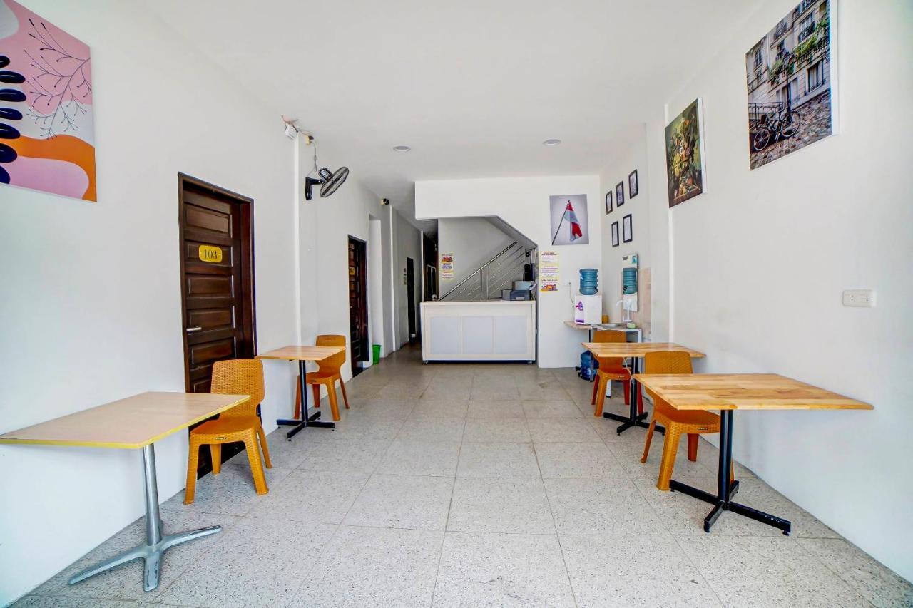 Oyo 91211 Mega Comfort Guest House Medan Eksteriør billede