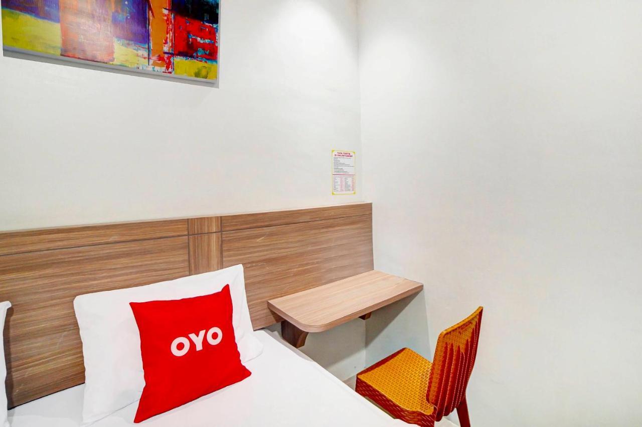 Oyo 91211 Mega Comfort Guest House Medan Eksteriør billede